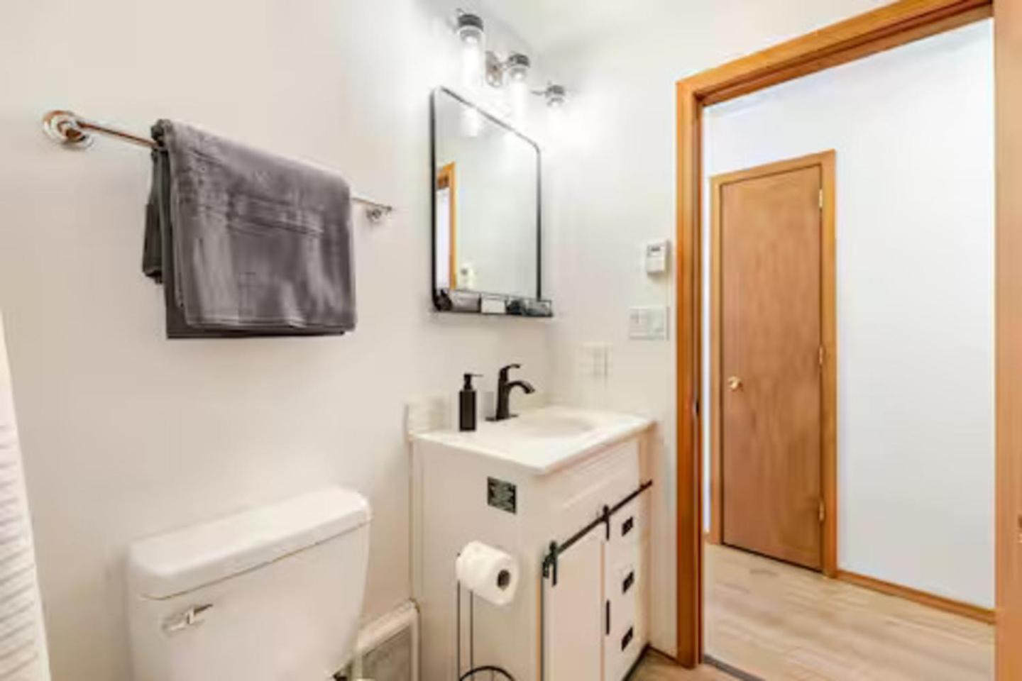 Cozy Cabin At Poconos With Hot Tub And Fire Pit Восток Страудсберг Экстерьер фото