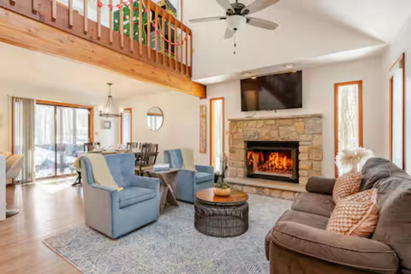 Cozy Cabin At Poconos With Hot Tub And Fire Pit Восток Страудсберг Экстерьер фото